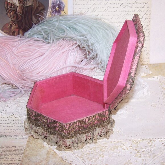 Antique French Ribbonwork Boudoir Box - Mauve, Gold Lace & Rococo Ribbon Trim - Picture 7 of 7